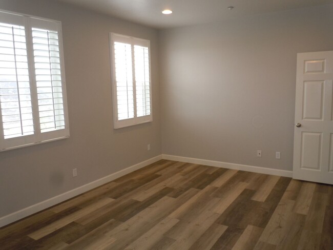 Building Photo - Wonderful townhome in Carlsbad with panora...