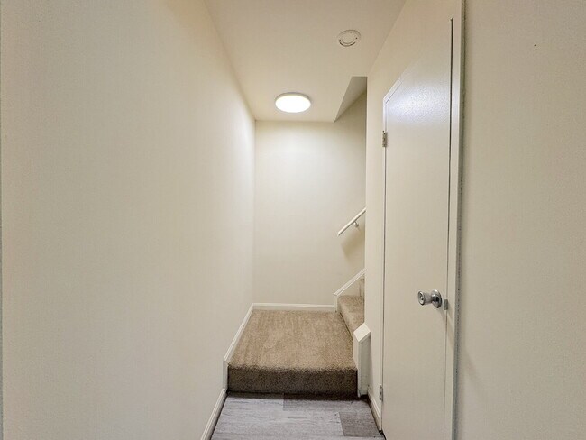 Building Photo - Comfortable Unit with Functional Layout