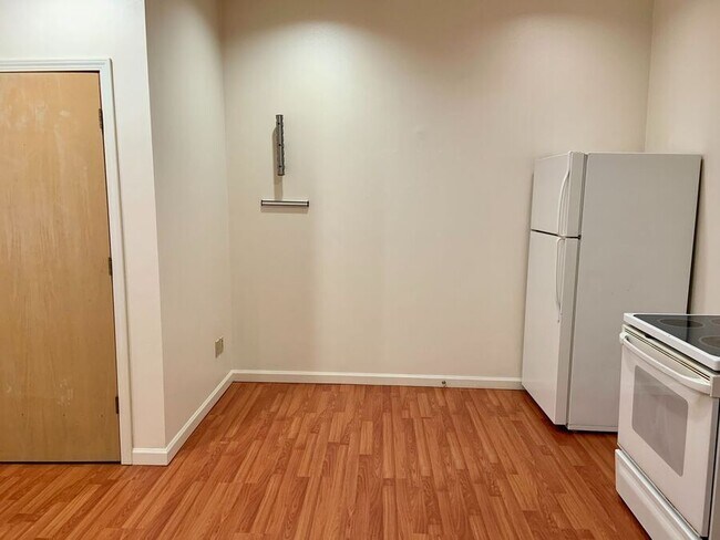 Building Photo - Cozy Studio Living with Parking and Pet-Fr...