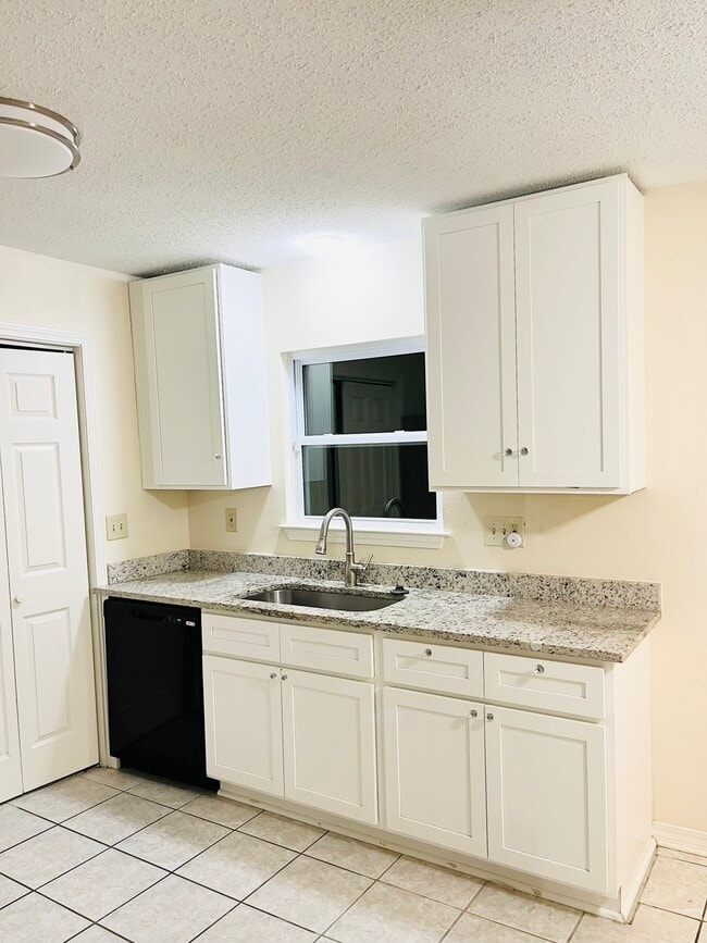 Building Photo - 1534 Delta Dr