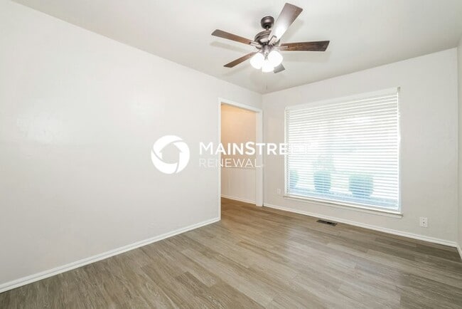 Building Photo - 4 Bedroom Pet-Friendly Home in EDMOND, OK with Main Street Renewal