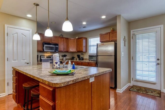 Building Photo - FULLY FURNISHED!!! GREAT FOR CORPORATE HOUSING!!!!