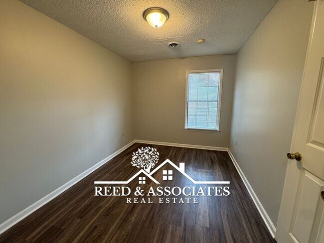 Building Photo - 3 Bedroom in Hickory Ridge - South Riverdale