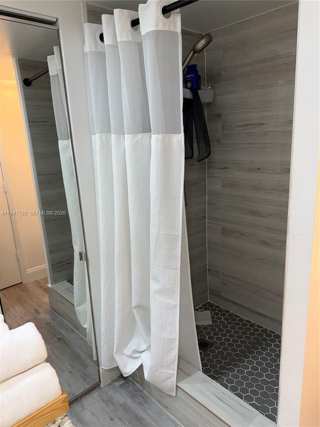 Building Photo - 2563 Lakeview Ct