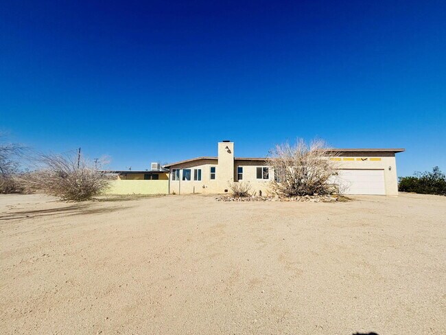 Building Photo - 4 bedrooms, 2 kitchens, 2.5 bathrooms, lau...