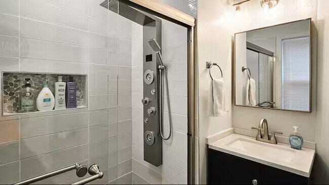 Building Photo - Townhome on Lawyer's Row