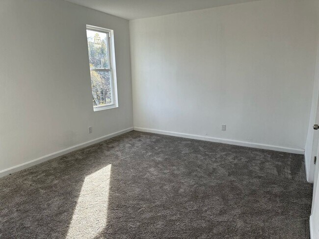 Building Photo - 3 br, 2.5 bath House - 417 E Burgess