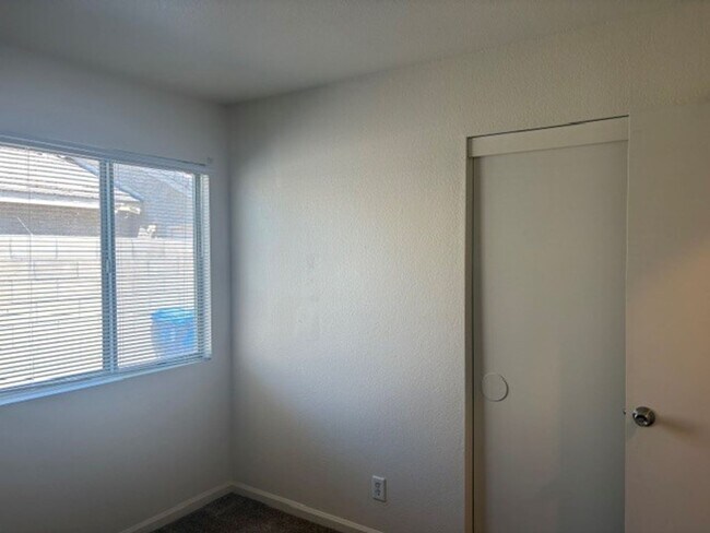 Building Photo - 4 Bedroom/2 Bath Home in the Northwest - $2395 Per Month!