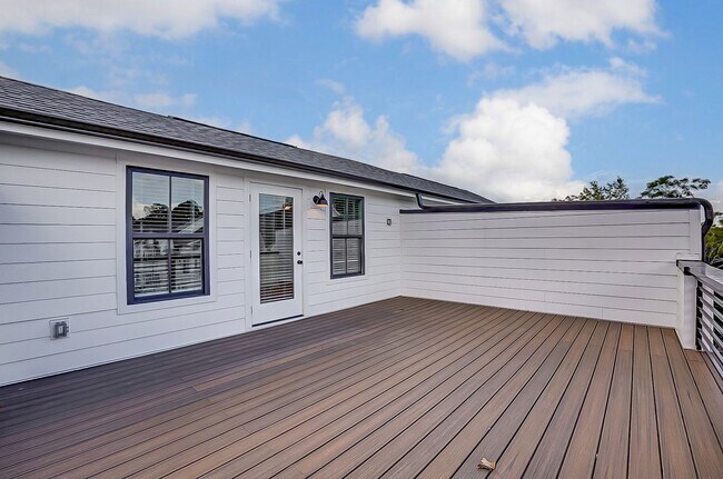 Building Photo - NEW TOWNHOME W/ ROOFTOP TERRACE @ 5West Te...