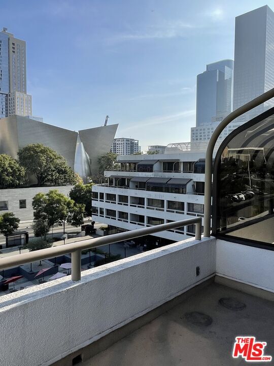 Building Photo - 121 S Hope St