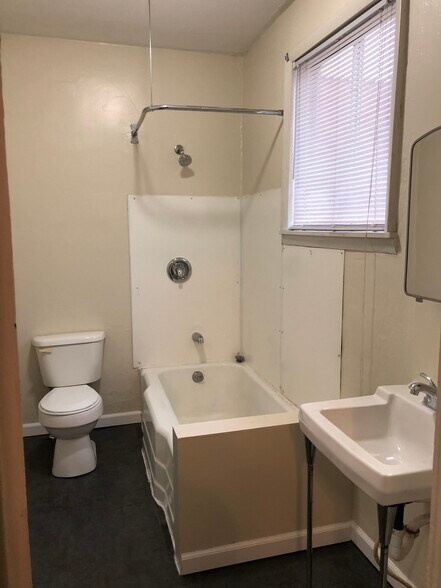 Second-floor bathroom - 932 E Park Ave
