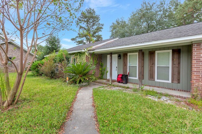 Building Photo - Charming Single-Story Home with Huge Backy...