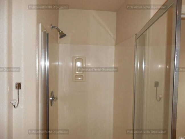 Building Photo - Large family home in desirable area