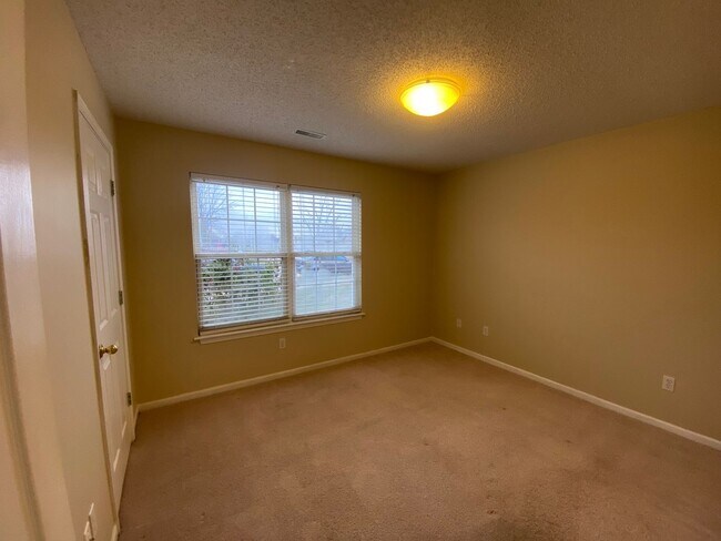 Building Photo - 3BR/2BA with neighborhood pool included!