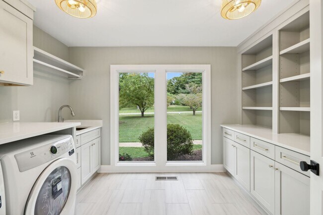 Building Photo - Completely renovated ranch 4BR/4BA ranch h...