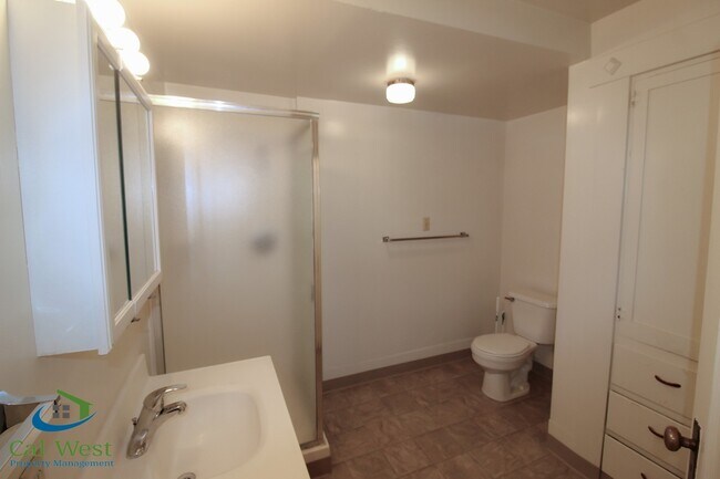 Building Photo - $1995 - Rose Garden Junior 1 Bedroom Apart...