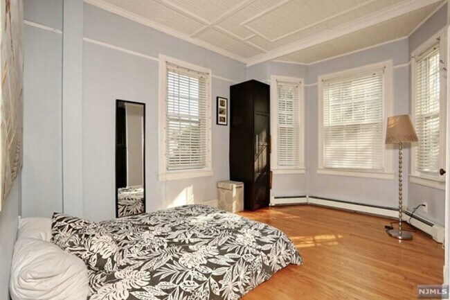 Building Photo - 809 Park Ave