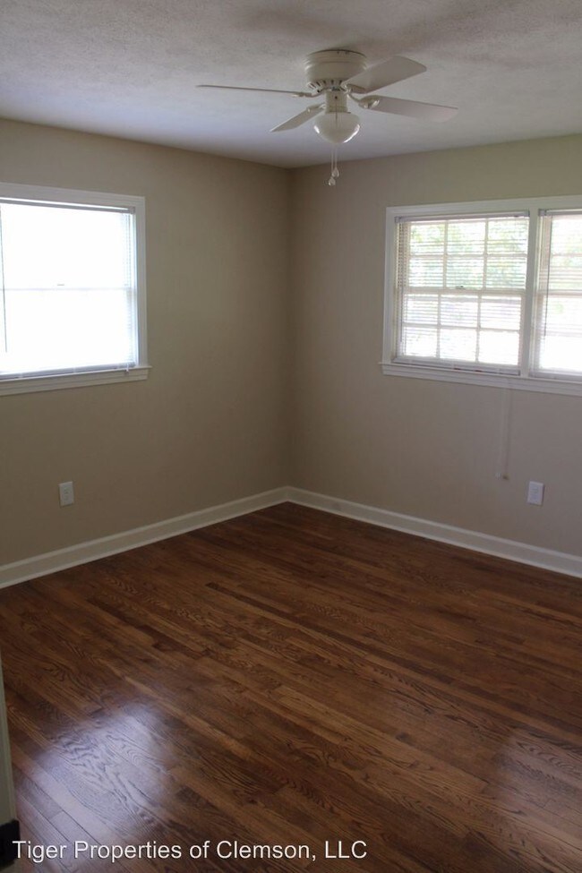 Building Photo - 2 br, 1 bath Room For Rent - 210 Cochran Rd