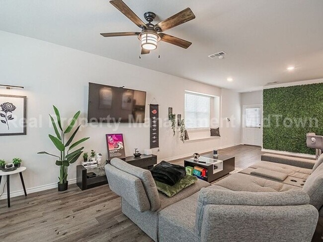 Building Photo - 5632 Shore Point Trl