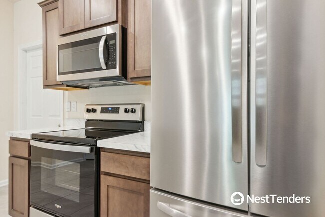 Building Photo - Beautiful Townhome with Two Primary Suites!