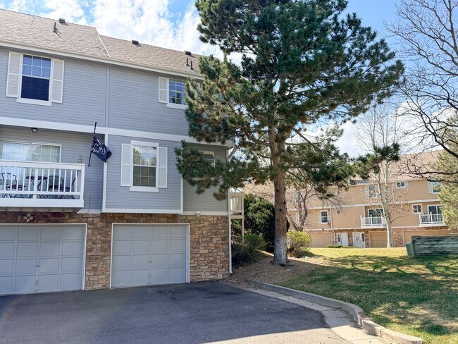 Building Photo - Open and Bright Corner Unit