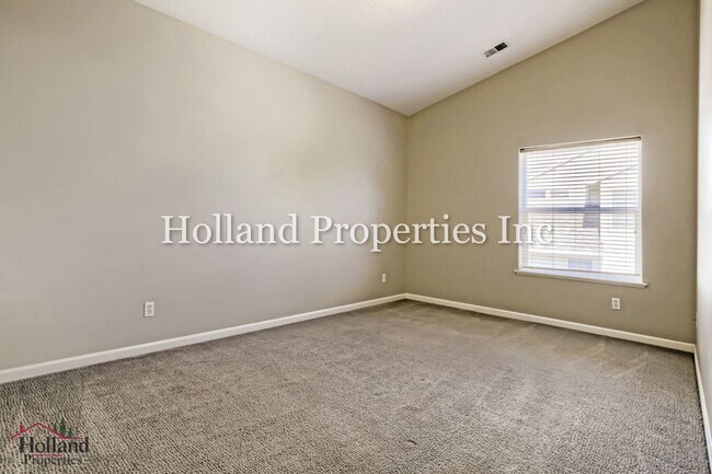Building Photo - 4914 NW Huserik Dr