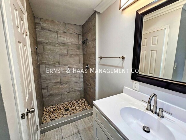 Building Photo - 5012 N Bentree Cir