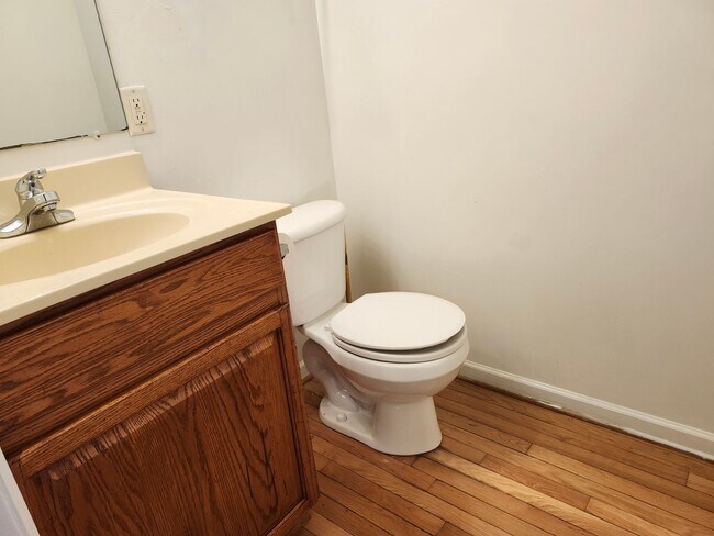 Building Photo - For Rent: Harrisonburg 3 BR, 2.5 Bath Townhouse