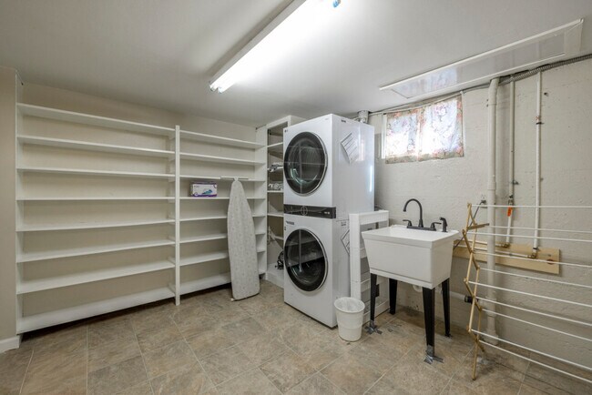 Building Photo - 356 E Utopia Ave