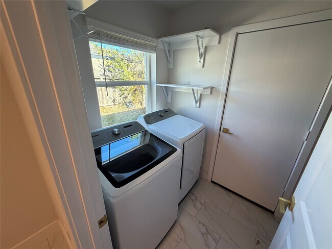 Building Photo - 2218 Round Lake Dr