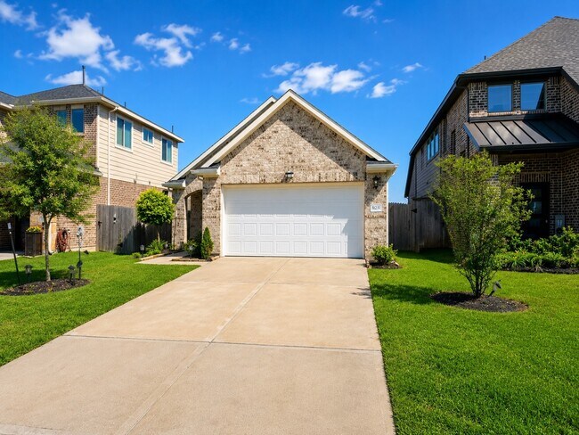 Building Photo - 31231 Balsam Hawk Ln