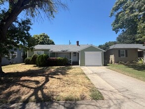 Building Photo - 2 Bedroom | 1 Bathroom | Single family in East Sacramento