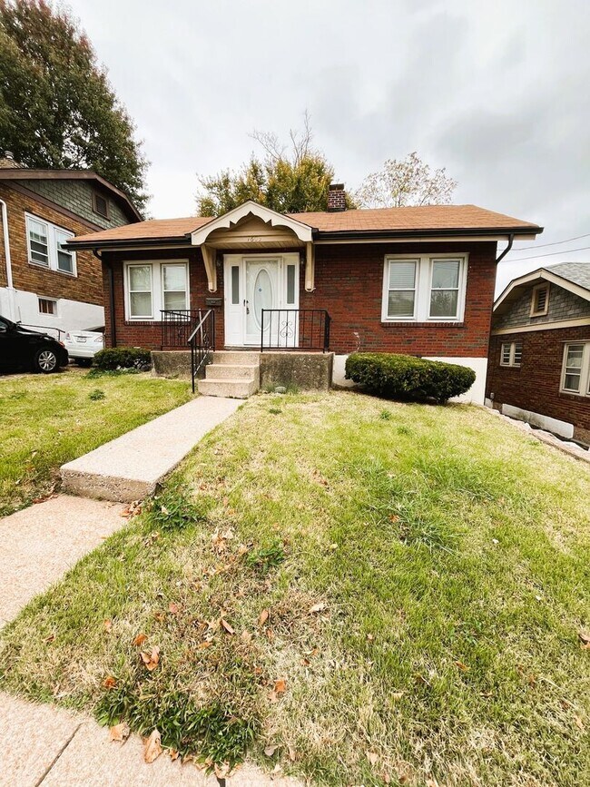 Primary Photo - Darling 2 bedroom Bungalow