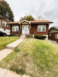 Building Photo - Darling 2 bedroom Bungalow