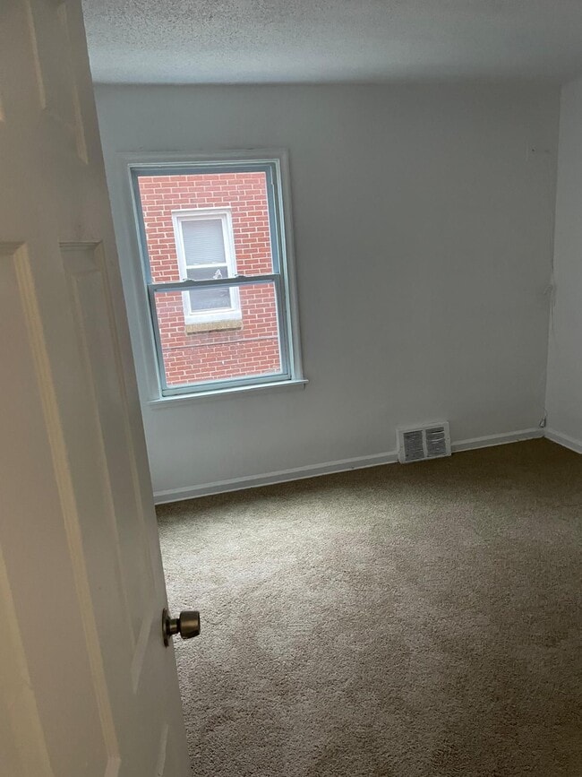 Building Photo - 18315 Shaftsbury Ave