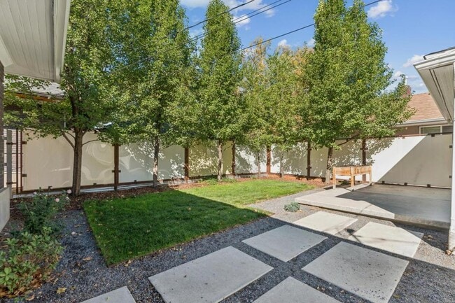 Building Photo - 1041 Yale Ave S