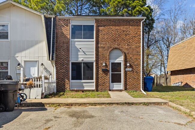 Building Photo - Charming 2-Bed, 1.5-Bath Townhouse