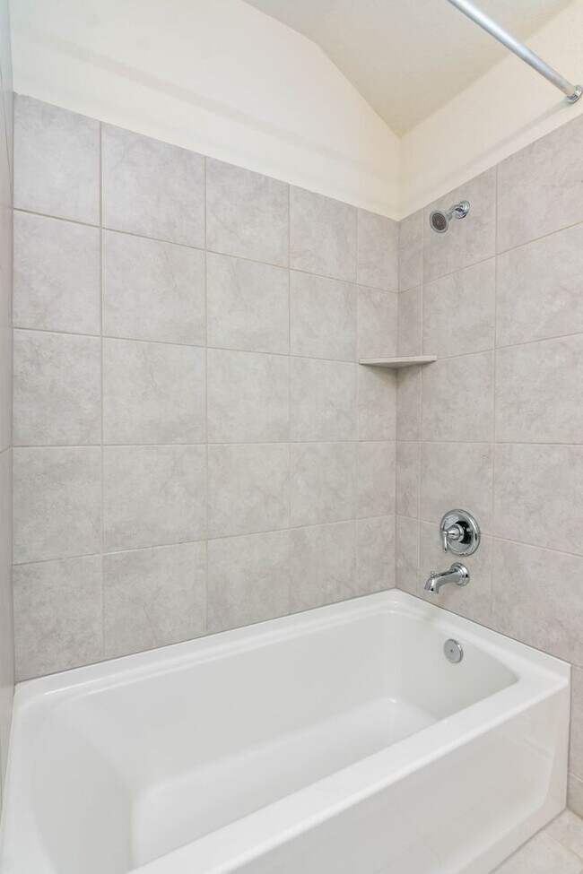 Building Photo - 3 Bed 2 Bath