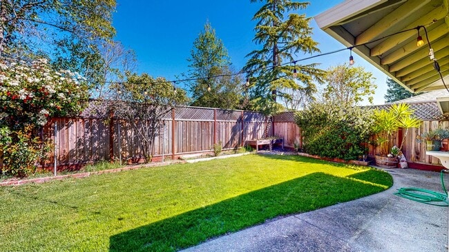 Building Photo - Well Maintain West Side Single Story 3 bedroom 2 bathroom home with 2 car garage