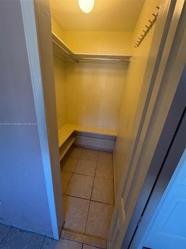 Building Photo - 1300 W 41st St