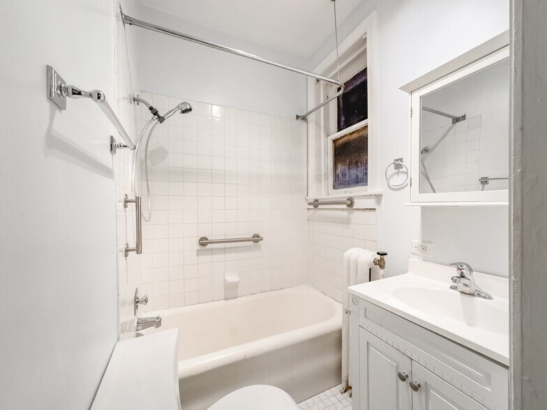 Building Photo - 1337 W Lunt Ave