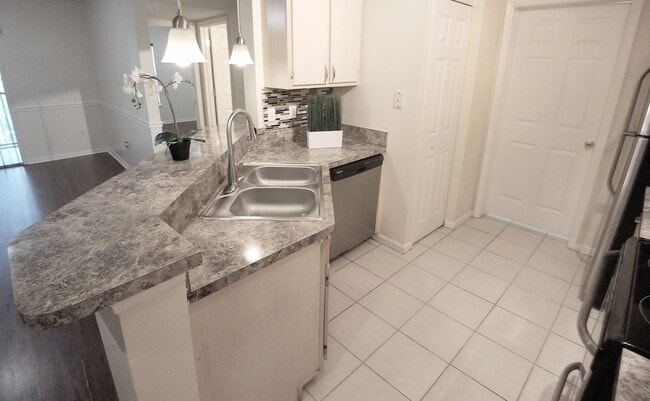 Building Photo - Gorgeous  Forest View, Wood Floors  1/1 condo for RENT @The Crest close to UCF.