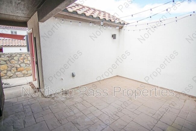 Building Photo - 4200 Camelot Heights Dr