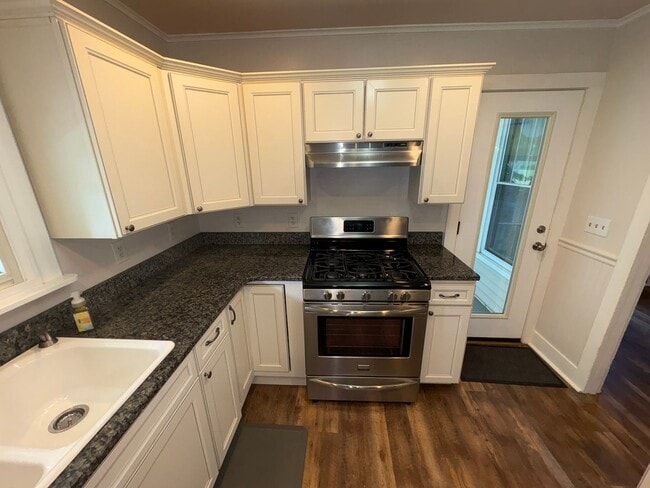 Building Photo - Lovely 4 Bedroomin a Quaint and Quiet Neig...