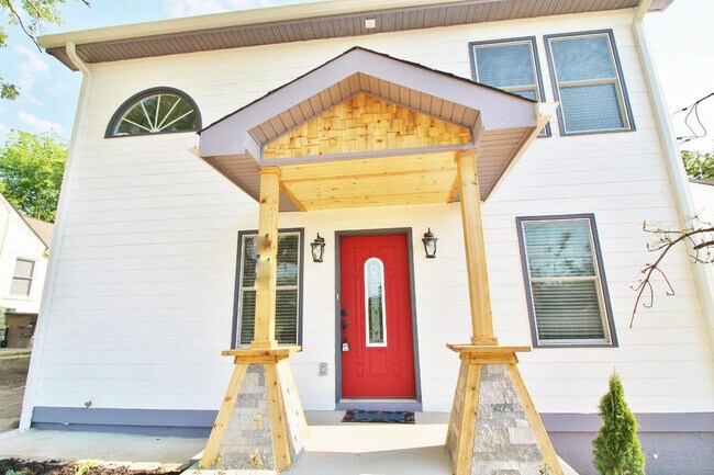 Building Photo - 410 E Trinity Ln