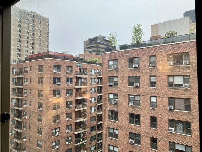 Building Photo - 425 E 63rd St