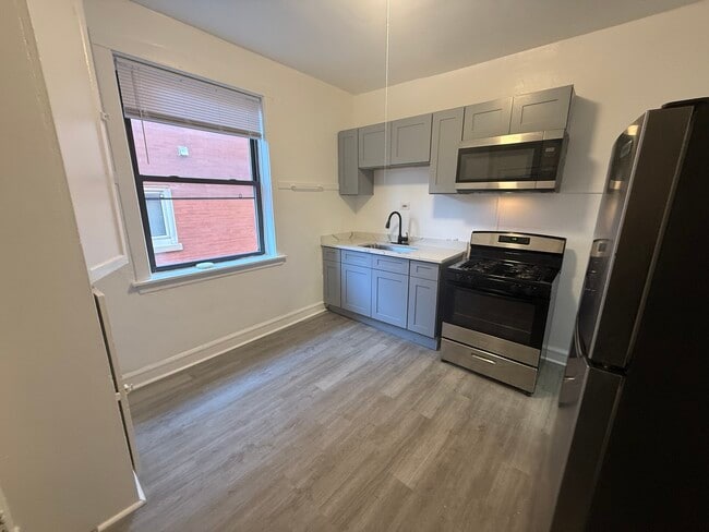 Building Photo - 1030 E Hyde Park Blvd