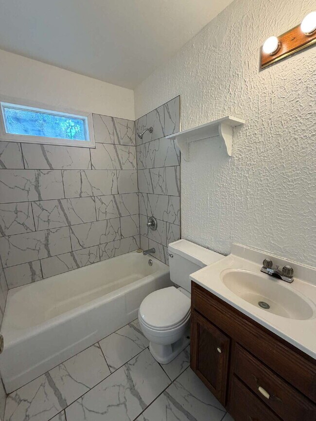 Building Photo - 2111 Pearson Dr