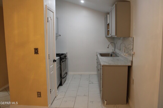 Building Photo - 11724 Jennifer Dr