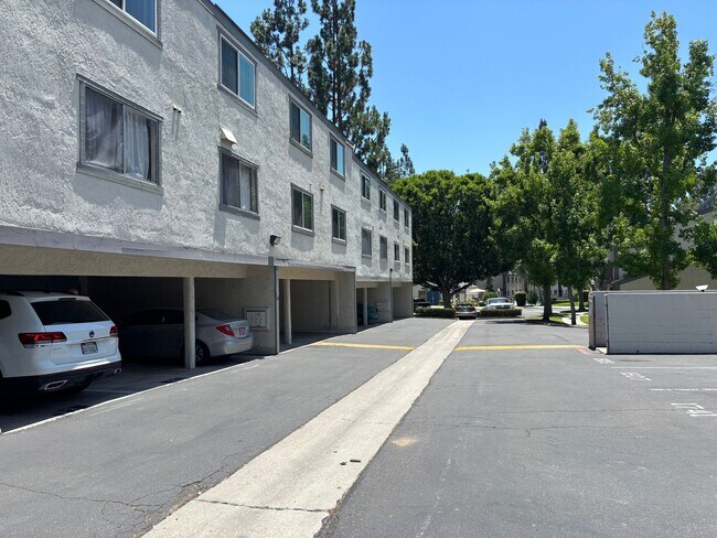 Building Photo - Clean 2 bedroom condo located near downtown Fullerton